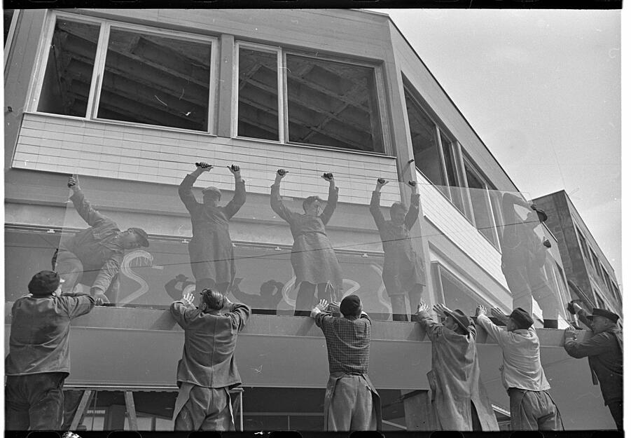 Glaser liefern im Mai 1957 neue Scheiben für die Büroräume an. Glaser liefern im Mai 1957 neue Scheiben für die Büroräume an.