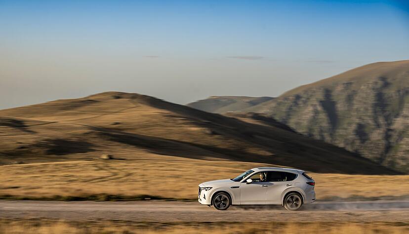 Gen&uuml;gend Platz auf allen Pl&auml;tzen, ein gro&szlig;z&uuml;giger Kofferraum und eine extrem bequeme R&uuml;ckbank machen den Mazda CX-60 zu einem komfortablen Reisegef&auml;hrt.