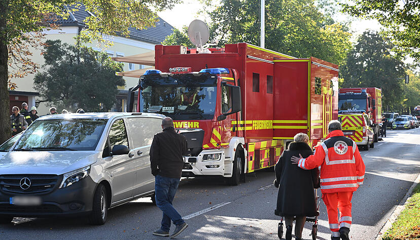 Rettungskräfte kümmern sich um die Anwohner nach dem Brand in München.