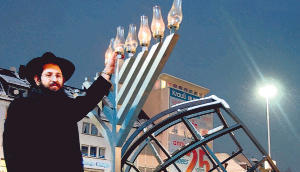 In Heilbronn ist wieder jüdisches Leben erwacht. An der Stelle, wo einst die Synagoge stand, entzündete im vergangenen Jahr ein Rabbiner den Chanukka-Leuchter. In Heilbronn ist wieder jüdisches Leben erwacht. An der Stelle, wo einst die Synagoge stand, entzündete im vergangenen Jahr ein Rabbiner den Chanukka-Leuchter.