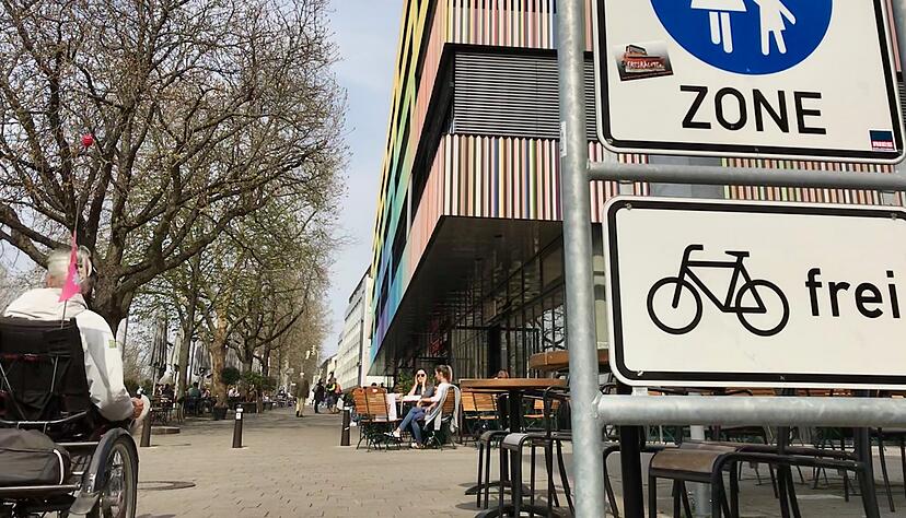 Am Marrahaus werden Radler nun darauf hingewiesen, dass die Regeln der Fußgängerzone gelten.
Foto: Gleichauf
