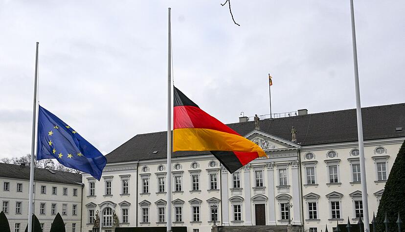 Nach dem Tod des früheren Bundespräsidenten Köhler wehen die Fahnen vor Schloss Bellevue auf Halbmast. Nach dem Tod des früheren Bundespräsidenten Köhler wehen die Fahnen vor Schloss Bellevue auf Halbmast.