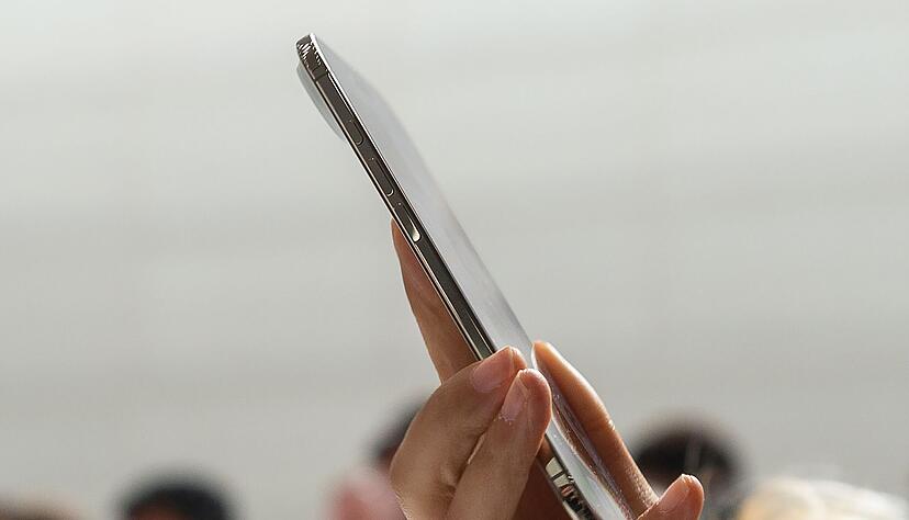 Liegt dünn in der Hand: Apples neues iPhone Air bei der Vorstellung im Apple-Hauptquartier in Cupertino.
