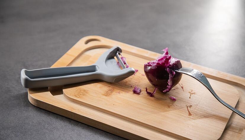 Erstes Fazit: Die Zwiebel l&auml;sst sich nur schwer mit dem Sch&auml;ler zerkleinern.