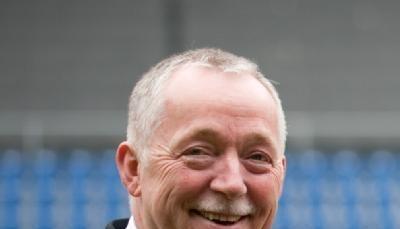 Arminia Bielefelds Pr&auml;sident Wolfgang Brinkmann (l) richtet den Blick nach vorn.