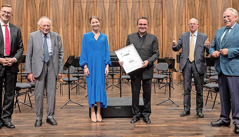 Übergabe der mit 15 000 Euro dotierten Auszeichnung: (von links) Johannes Freyer, Reinhold Würth, Maria Würth, Preisträger Jörg Widmann, Norbert Lammert und Harald Unkelbach.
Fotos: Peter Petter/Würth Übergabe der mit 15 000 Euro dotierten Auszeichnung: (von links) Johannes Freyer, Reinhold Würth, Maria Würth, Preisträger Jörg Widmann, Norbert Lammert und Harald Unkelbach.
Fotos: Peter Petter/Würth