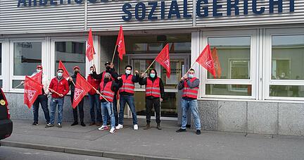 IG-Metall-Mitglieder machen vor dem Arbeitsgericht auf einen au&szlig;ergew&ouml;hnlichen Vorgang aufmerksam: Hier soll ein Betriebsrat verschwinden. 
Foto: Christian Gleichauf