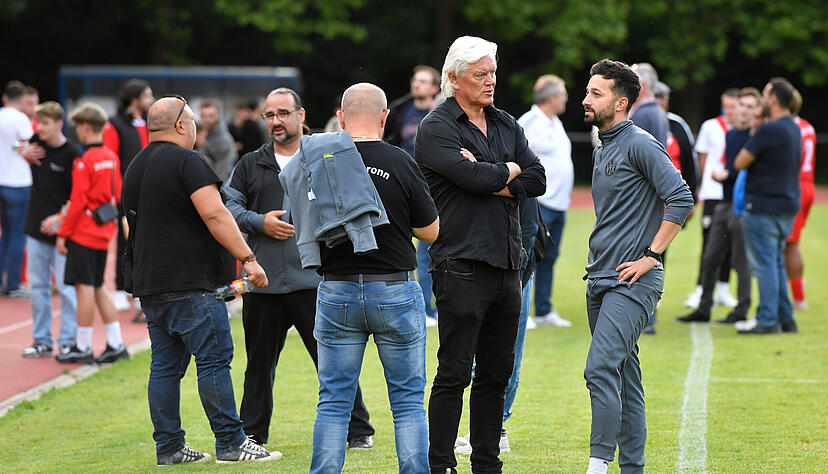 Uwe Rapolder ist ein nach wie vor gefragter Gespr&auml;chspartner - hier einst beim Relegationsspiel des VfR Heilbronn gegen den TSV Weilimdorf im Sommer 2024.