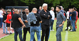 Uwe Rapolder ist ein nach wie vor gefragter Gespr&auml;chspartner - hier einst beim Relegationsspiel des VfR Heilbronn gegen den TSV Weilimdorf im Sommer 2024.