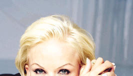 Angelika Milster ist hautnah zu erleben: Eine gro&szlig;e Stimme mit Pianist unterm Sternenhimmel im Alten Theater Sontheim. (Foto: Altes Theater)