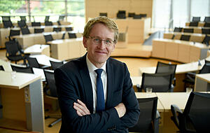 Der Ministerpr&auml;sident von Schleswig-Holstein, Daniel G&uuml;nther (CDU), steht im Parlamentssaal des Landeshauses.