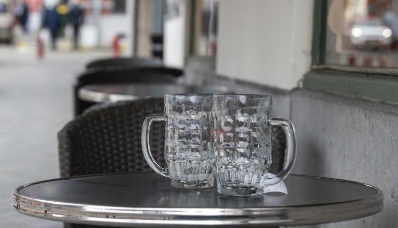 Zwei leere Biergläse stehen auf einem Tisch. Zwei leere Biergläse stehen auf einem Tisch.