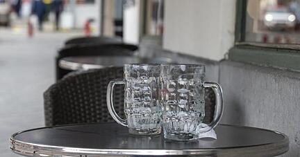 Zwei leere Biergläse stehen auf einem Tisch.