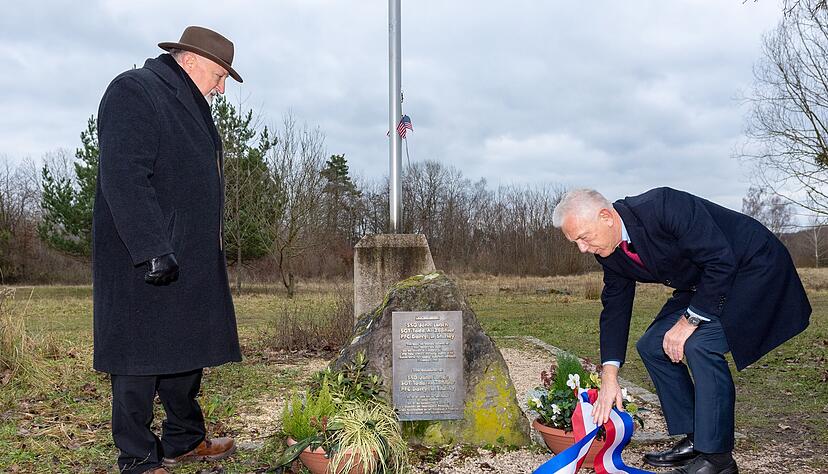 Larry Nichols, Garrison-Commander der International Veterans Association, und OB Harry Mergel (rechts) am Gedenkstein zum Pershing-Unglück.
Foto: Mario Berger Larry Nichols, Garrison-Commander der International Veterans Association, und OB Harry Mergel (rechts) am Gedenkstein zum Pershing-Unglück.
Foto: Mario Berger
