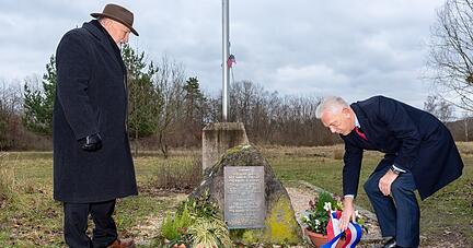 Larry Nichols, Garrison-Commander der International Veterans Association, und OB Harry Mergel (rechts) am Gedenkstein zum Pershing-Unglück.
Foto: Mario Berger