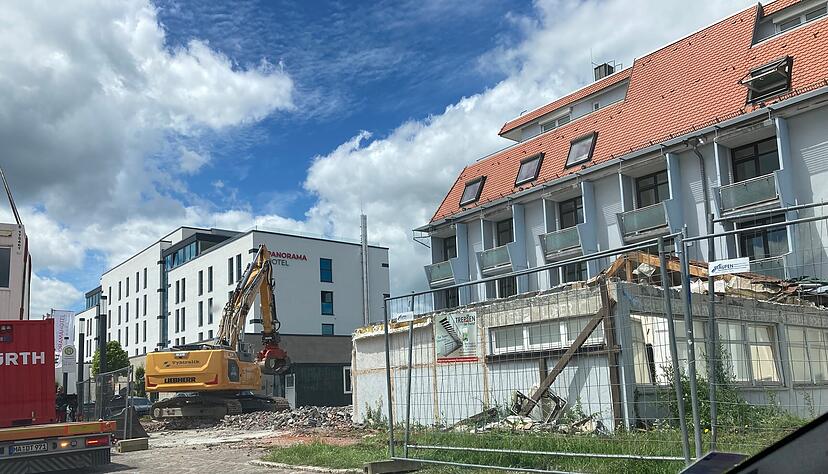 Einst ortsbildprägend, längst jedoch nurmehr ein entkernter Schatten früherer Tage: Das alte Waldenburger Würth-Panoramahotel (rechts) wird Beute der Baggerzähne. Der benachbarte Nachfolger soll per Neubau erweitert werden.
Foto: Tscherwitschke Einst ortsbildprägend, längst jedoch nurmehr ein entkernter Schatten früherer Tage: Das alte Waldenburger Würth-Panoramahotel (rechts) wird Beute der Baggerzähne. Der benachbarte Nachfolger soll per Neubau erweitert werden.
Foto: Tscherwitschke