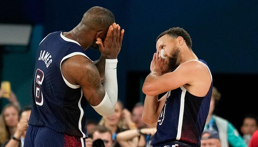 Ihr k&ouml;nnt schlafen gehen: LeBron James und Stephen Curry gr&uuml;&szlig;en die Fans beim Olympia-Finale.