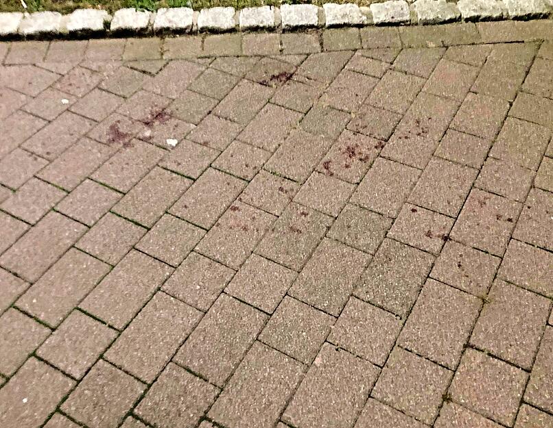 Blutspuren auf dem Asphalt rund um den Tatort. Zwei Menschen werden schwer, mehrere leicht verletzt.