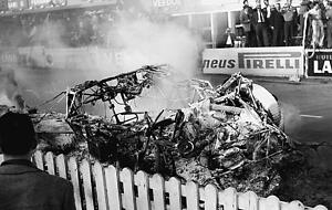 Vom Mercedes 300 SLR des verunfallten Franzosen Pierre Levegh blieb nur ein ausgebranntes Gerüst übrig.