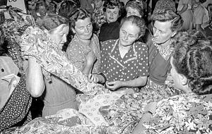 Wirtschaftswunder in Baden: In einem Karlsruher Kaufhaus bewundern Frauen 1953 die angebotenen Stoffe.
Foto: Stadtarchiv Karlsruhe/Horst Schlesiger Wirtschaftswunder in Baden: In einem Karlsruher Kaufhaus bewundern Frauen 1953 die angebotenen Stoffe.
Foto: Stadtarchiv Karlsruhe/Horst Schlesiger