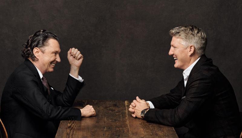 Bastian Schweinsteiger (r) im Gespr&auml;ch mit Martin Suter.