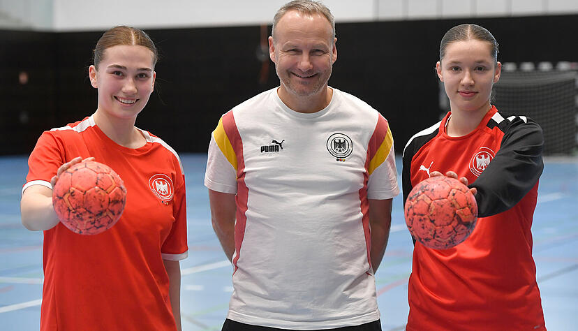 U19/20-Bundestrainer Christopher Nordmeyer mit zwei seiner Toptalente: Aylin Bornhardt (links) und Lara Däuble (rechts).
