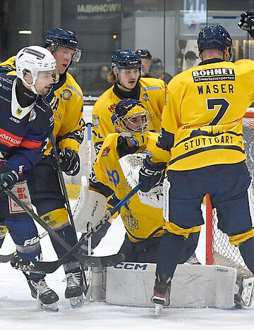 Niklas Jentsch (links) hat am vergangenen Wochenende bei den Stuttgart Rebels seine doppelte Torpremiere in dieser Saison gefeiert und zwei Tage darauf gegen Höchstadt gleich den nächsten Treffer folgen lassen.