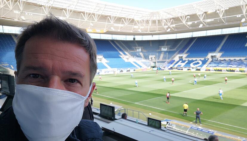 Die Maske sitzt, das Spiel läuft. Die Maske sitzt, das Spiel läuft.