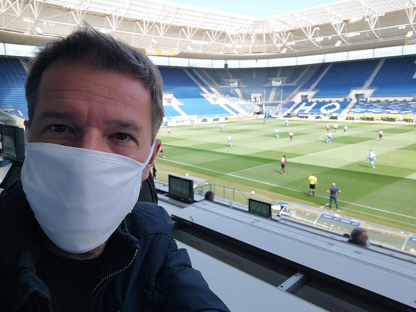 Die Maske sitzt, das Spiel l&auml;uft.