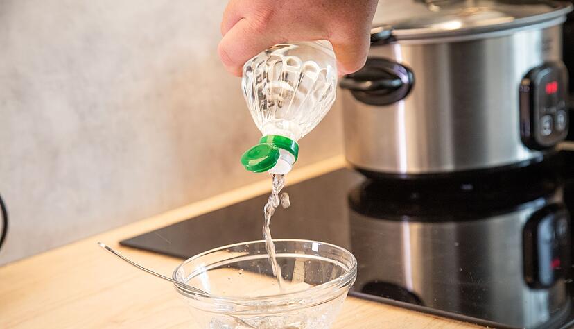 Fazit: Der Essig l&auml;uft viel langsamer und in einem d&uuml;nnen Strahl aus der Flasche.