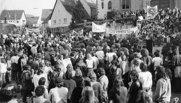 Zusammengestellt von Archiv und Dokumentation der Heilbronner Stimme 

26.03.1979: Zum Sternmarsch versammeln sich rund 1000 Atomkraftgegner auf dem Neckarwestheimer Kirchplatz.  Foto: HSt-Archiv