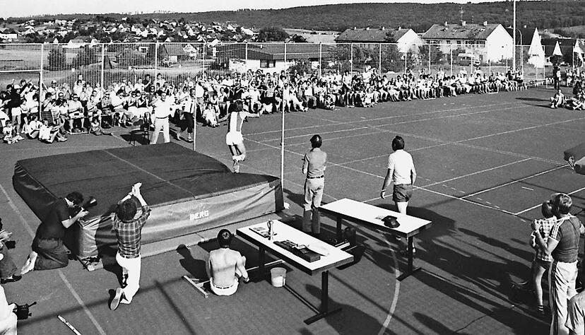 Zusammengestellt von unserer Online-Redaktion sowie Archiv und Dokumentation der Heilbronner Stimme
Hochsprung auf dem Handball-Kleinspielfeld: Schon bei der Premiere 1979 ist die Stimmung in
Eberstadt bestens – und die Springer um Dietmar Mögenburg genießen das.