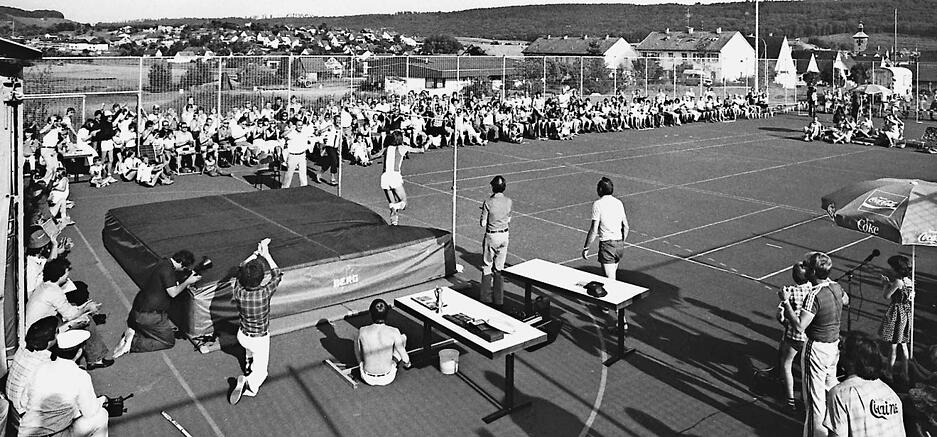 Zusammengestellt von unserer Online-Redaktion sowie Archiv und Dokumentation der Heilbronner Stimme
Hochsprung auf dem Handball-Kleinspielfeld: Schon bei der Premiere 1979 ist die Stimmung in
Eberstadt bestens – und die Springer um Dietmar Mögenburg genießen das.