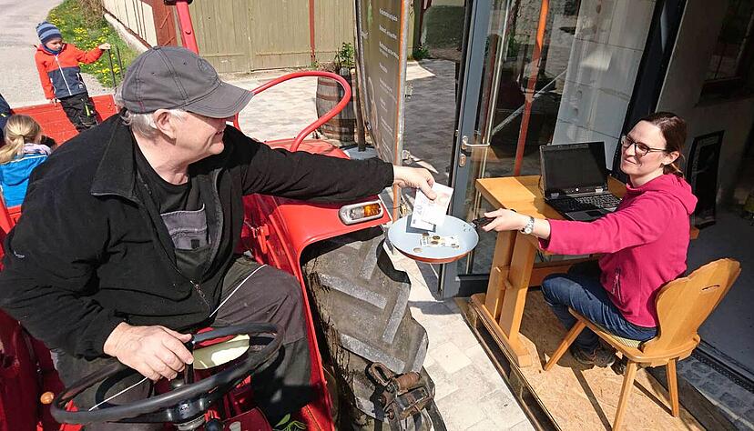 Bequeme Abholung mit dem Auto oder auch mal dem Traktor: Der Besen Drive-in des Forchtenberger Rebhofs Fr&ouml;scher erfreut sich dank einer pfiffigen Idee und regionaler K&ouml;stlichkeiten guter Nachfrage.
Fotos: privat