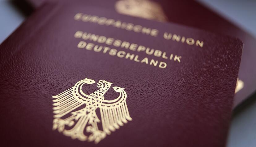 Sich den neuen Reisepass per Post schicken lassen: Das ist seit Anfang Mai m&ouml;glich. Kommunen kritisieren die Geb&uuml;hrenh&ouml;he und Verbandsvertreter sind skeptisch, ob das Angebot von den B&uuml;rgern angenommen wird.