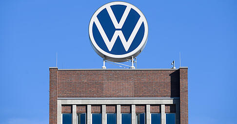 US-Zölle, die harte Konkurrenz in China sowie Probleme bei den einstigen Ertragsperlen Audi und Porsche haben das Geschäft des VW-Konzerns im vergangenen Jahr stark belastet. US-Zölle, die harte Konkurrenz in China sowie Probleme bei den einstigen Ertragsperlen Audi und Porsche haben das Geschäft des VW-Konzerns im vergangenen Jahr stark belastet.