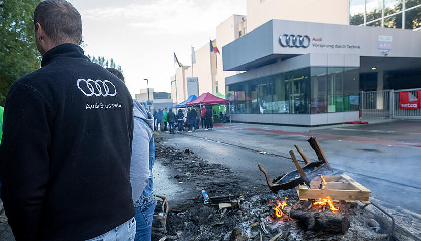 Arbeiter protestierten am 12. September vor dem Audi-Werk. Arbeiter protestierten am 12. September vor dem Audi-Werk.