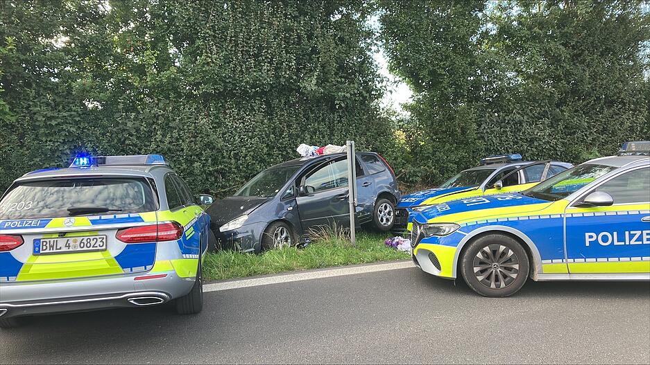 Auch zwei Polizeistreifen sind in die Kollision verwickelt.