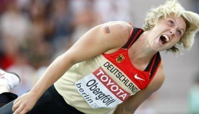 Christina Obergf&ouml;ll schreit ihrem Speer nach.