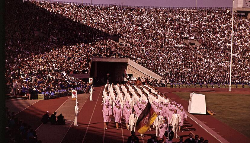 Die Deutschland-Flagge mit den olympischen Ringen: Einer von vielen Kompromissen beim letzten gesamtdeutschen Team im Jahr 1964.
Foto: imago-images/Horstm&uuml;ller