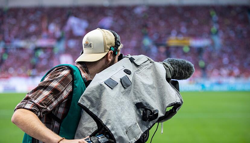 FC Augsburg gegen den VfB Stuttgart wird live im TV und Stream übertragen. FC Augsburg gegen den VfB Stuttgart wird live im TV und Stream übertragen.
