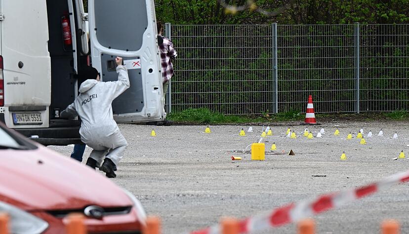 Mitarbeiterinnen der Spurensicherung der Polizei untersuchen den Tatort.