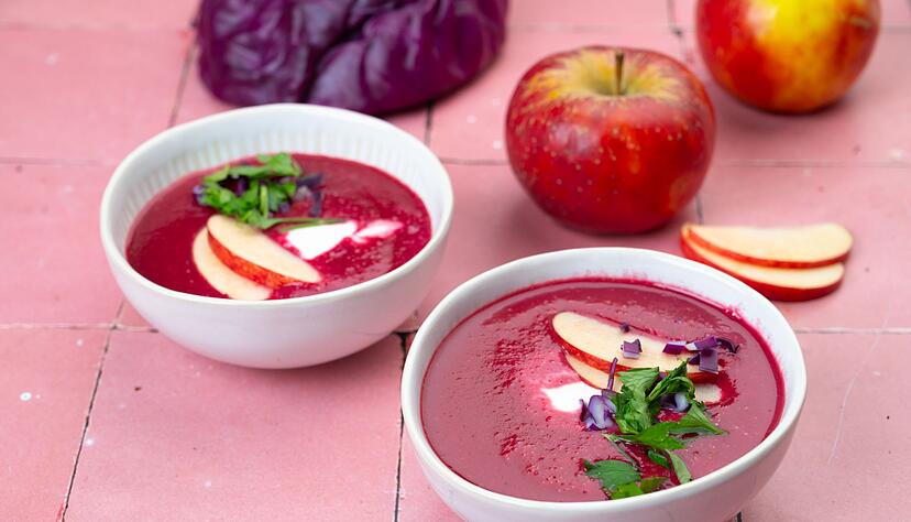 Rotkohl muss nicht immer klassisch geschmort werden: Auch als Suppe mit Apfel und Kokosmilch bringt er Abwechslung auf den Tisch. Rotkohl muss nicht immer klassisch geschmort werden: Auch als Suppe mit Apfel und Kokosmilch bringt er Abwechslung auf den Tisch.