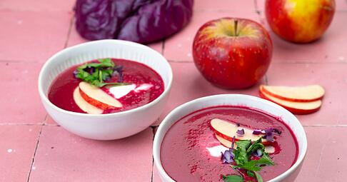 Rotkohl muss nicht immer klassisch geschmort werden: Auch als Suppe mit Apfel und Kokosmilch bringt er Abwechslung auf den Tisch.
