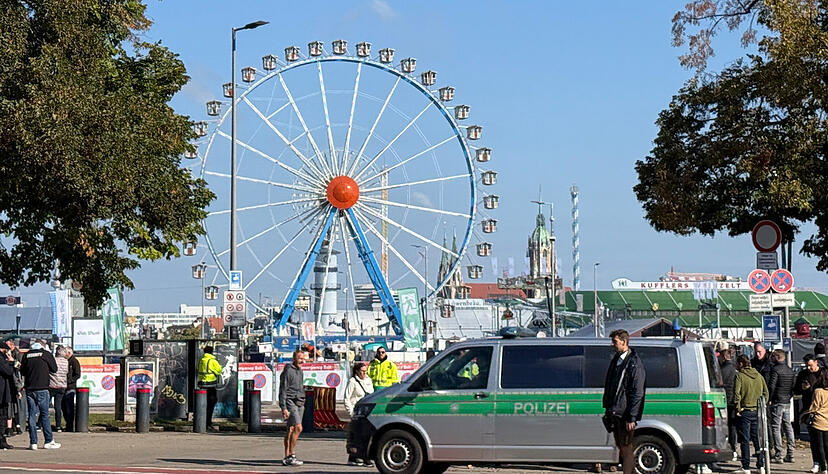 Das Münchner Oktoberfest bleibt am Mittwoch zunächst geschlossen. Es soll Sprengstoffdrohungen gegen die Wiesn geben.