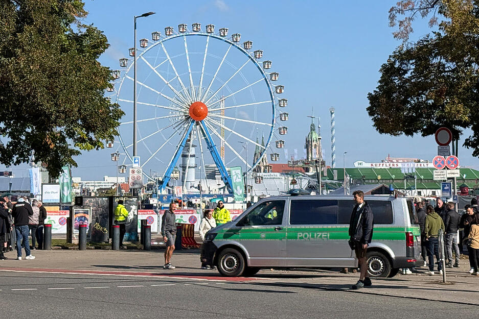 Das Münchner Oktoberfest bleibt am Mittwoch zunächst geschlossen. Es soll Sprengstoffdrohungen gegen die Wiesn geben.