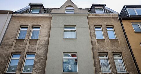 Ein zwölfjähriges Mädchen ist bei einem Polizeieinsatz in Bochum lebensgefährlich verletzt worden. Ein zwölfjähriges Mädchen ist bei einem Polizeieinsatz in Bochum lebensgefährlich verletzt worden.