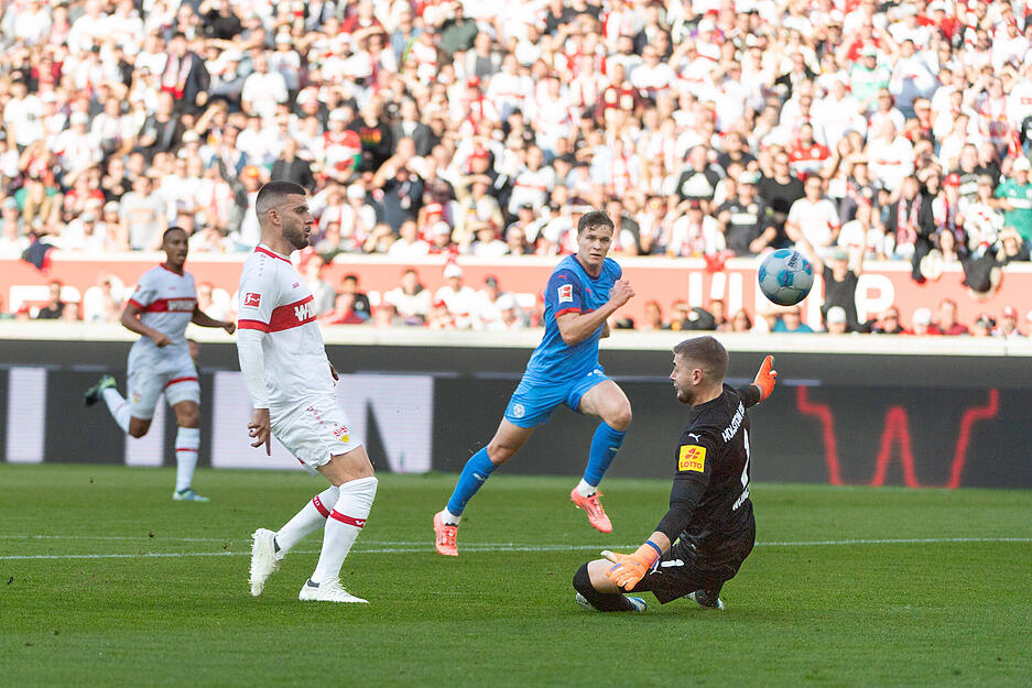 Deniz Undav:  Kapitän Undav lupfte den VfB zum 1:0 in Führung. Dabei gingen aber mehr als 50 Prozent aufs Konto des Vorarbeiters El Bilal Touré. Note 2