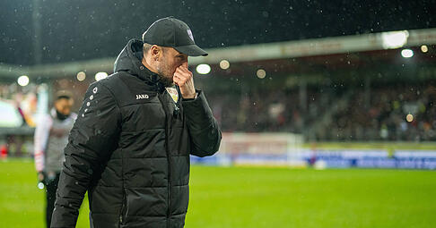 VfB-Trainer Sebastian Hoene&szlig; war nach dem 3:3 beim 1. FC Heidenheim sichtlich angefressen und haderte mit den VAR-Entscheidungen.