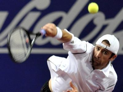 Benjamin Becker fegt Karol Beck, glatt in zwei Sätzen vom Platz. Benjamin Becker fegt Karol Beck, glatt in zwei Sätzen vom Platz.